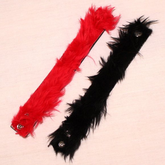 Set of red and black faux fur bracelets - Picture 3 of 5